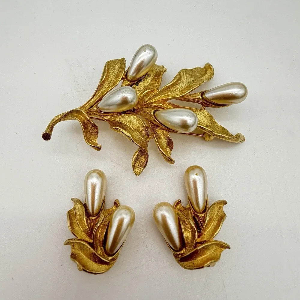 Vintage Signed ART Arthur Pepper Brooch Earring Set Baroque Faux Pearl Gold Tone